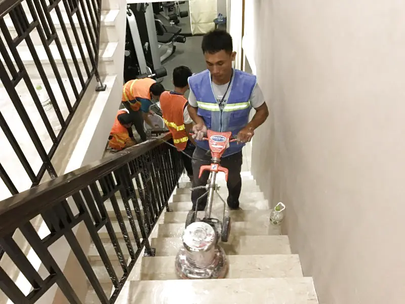 Đánh bóng phục hồi mặt bậc và cổ bậc cầu thang đá Granite bằng máy mài góc cầm tay biến tần tại Hải Châu Đà Nẵng