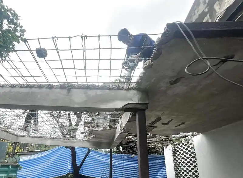 Phá dỡ nhà bằng máy đục bê tông