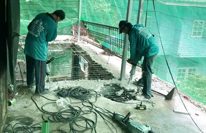 Che chắn chống bụi công trình khi phá dỡ nhà ở