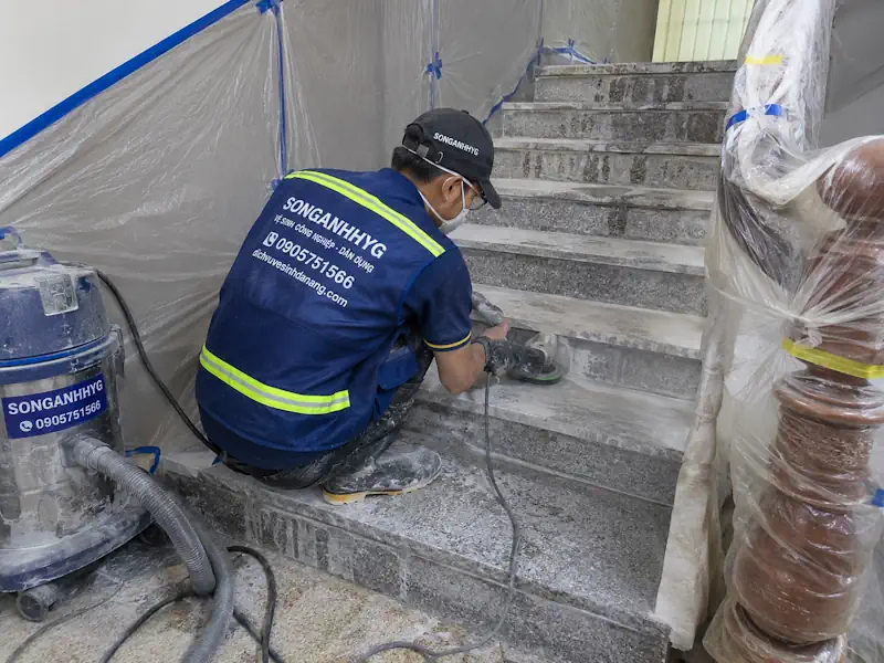 Thợ thi công mài đánh bóng cầu thang đá granito