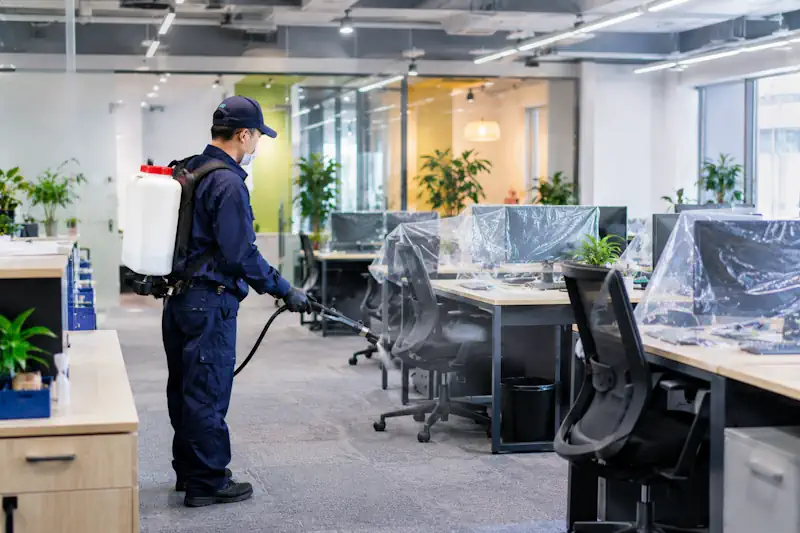 Phun thuốc diệt muỗi cho văn phòng làm việc